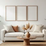 Salon moderne et décoré avec canapé en lin, table basse en noyer et plantes en pots en terre cuite pour inspirer l'aménagement intérieur